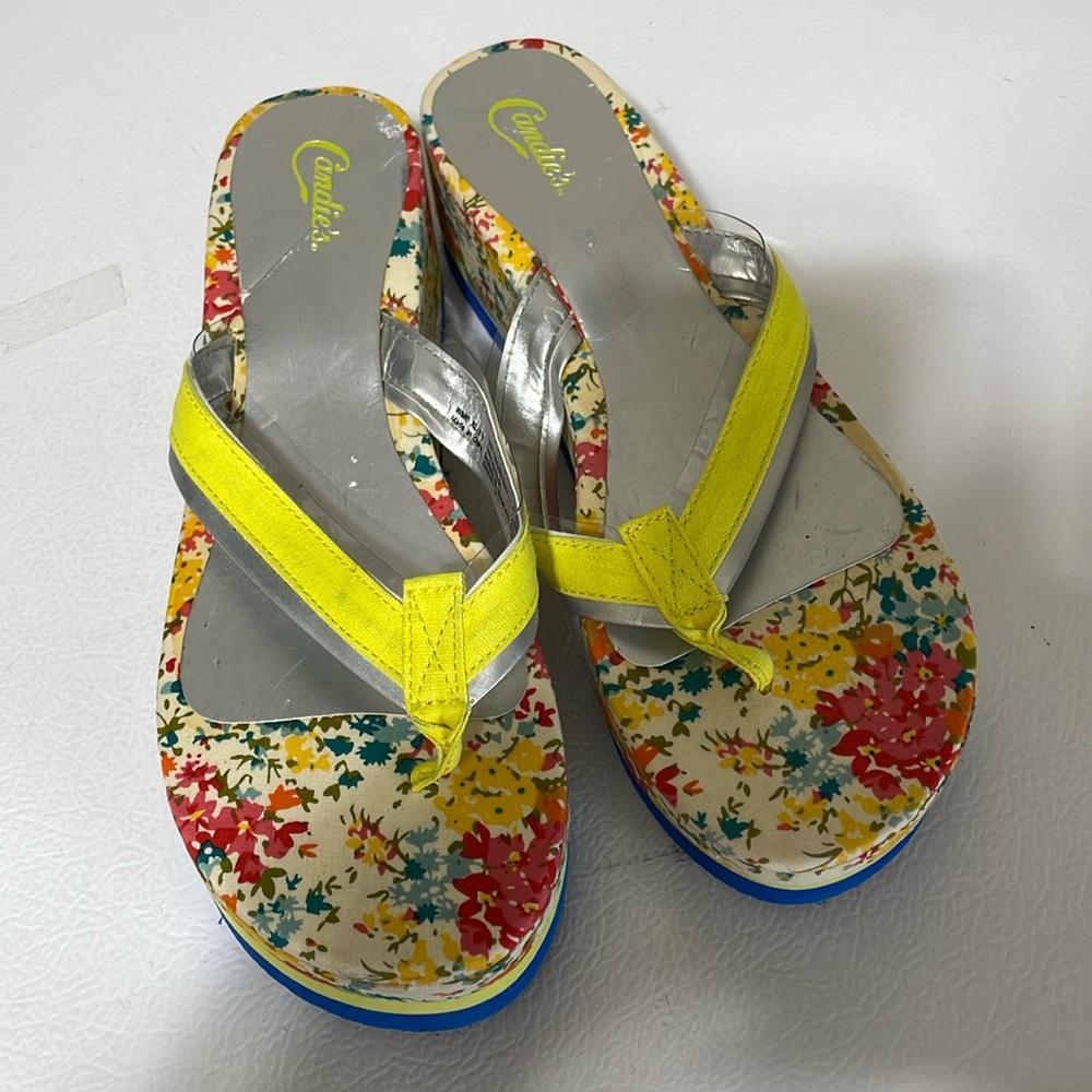 Candies Women's Floral Wedge Flip Flops. Very Good Condition. Size WMS XL (11).